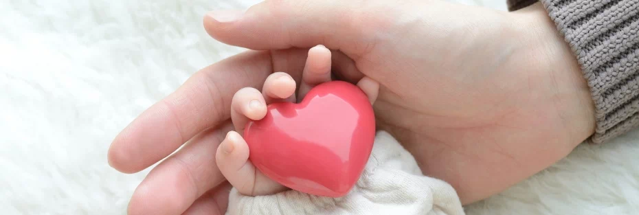 czerwone serduszko w dłoni małego dziecka